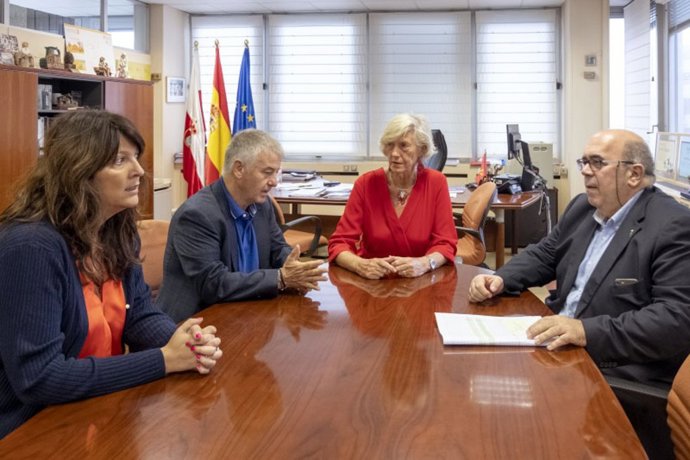 La consejera de Educación, Formación Profesional y Turismo, Marina Lombó, se ha reunido con el alcalde de Villaescusa, Constantino Fernández