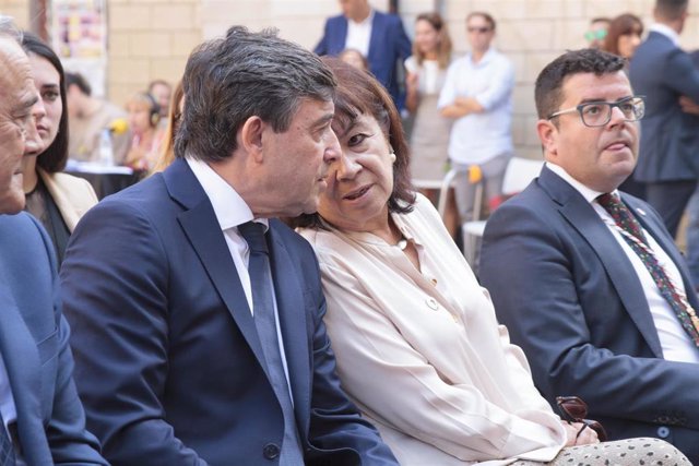 La presidenta del PSOE y vicepresidenta priemera del Senado, Cristina Narbona, durante el acto de toma de posesión del cargo la socialista, Concha Andreu, como presidenta del Gobierno de La Rioja.