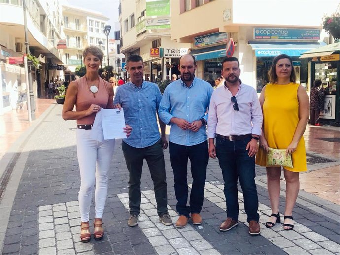 El portavoz del PSOE en la Diputación de Málaga, José Bernal, y la portavoz socialista en Estepona, Emma Molina, presentan una nueva iniciativa.