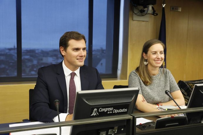 El presidente de Ciudadanos, Albert Rivera y  la secretaria de Juventud, Melisa Rodríguez, durante una reunión del grupo parlamentario en el Congreso. 