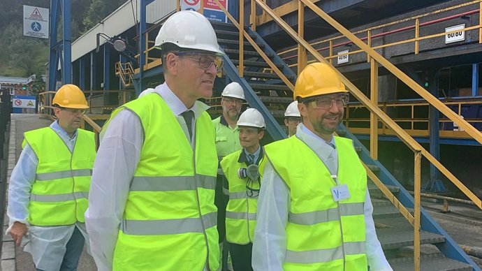 El consejero durante su visita a Quimica del Nalón.