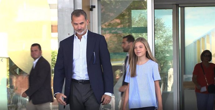 VÍDEO: El Rey Felipe visita a Don Juan Carlos acompañado de la Infanta Sofía y d
