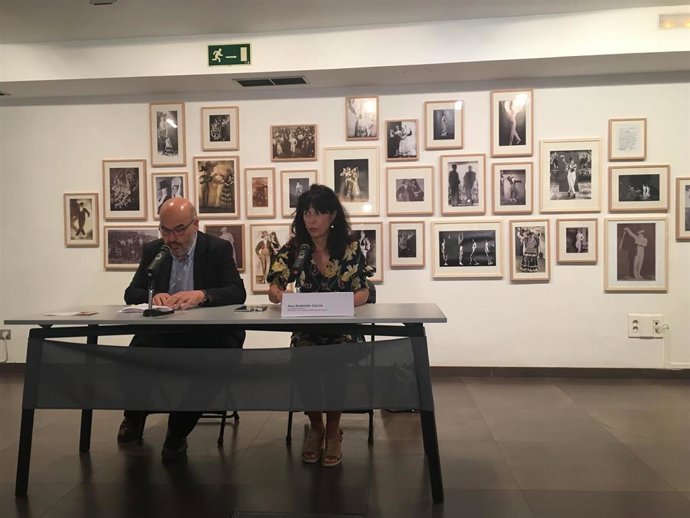 El comisario de la exposición, Juan González-Posada y la concejal de Cultura y Turismo de Valladolid, Ana Redondo, en la inauguración de la exposición 'Vicente Escudero. Bailarín y bailaor. Testimonios de un creador vallisoletano y universal'