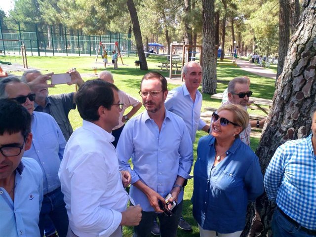 Maroto (centro), acompañado por los presidentes del PP de Castilla y León y Segovia, Alfonso Fernández Mañueco y Paloma Sanz, respectivamente.