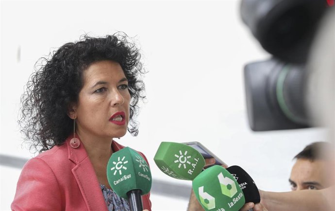 la diputada del grupo Adelante Andalucía en el parlamento, Maribel Mora, atiende a los medios