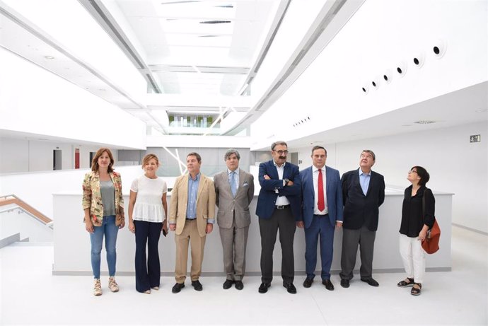 El presidente de C-LM, Emiliano García-Page, en la visita al nuevo Hospital de Toledo