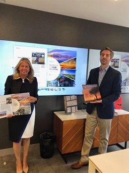 La alcaldesa Ángeles Muñoz muestra un número de 'Virtuoso Life'