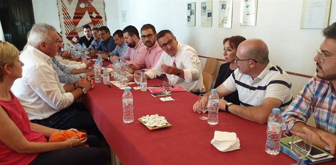 Diego Conesa durante una reunión en Coy con el alcalde de Lorca, Diego José Mateos, junto a diputados regionales, miembros de la Ejecutiva del PSRM y los alcaldes y portavoces socialistas de los municipios afectados