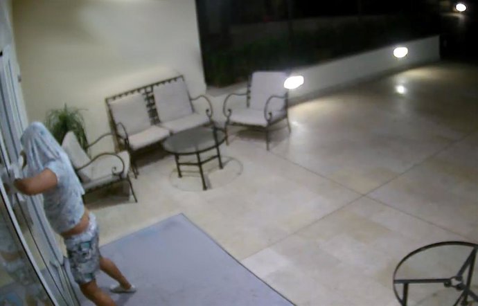 El acusado de los tres robos accediendo a las instalaciones de un campo de golf en Mallorca.