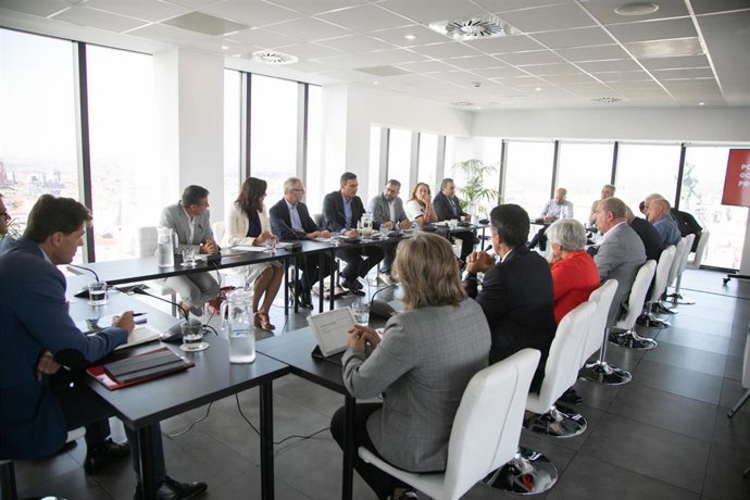 AMP.- Sánchez, "esperanzado", pide "altura de miras a todos" para no verse aboca