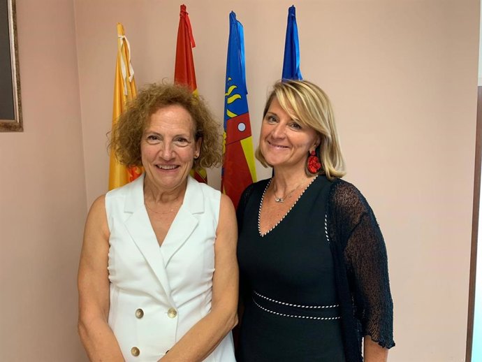 La eurodiputada balear del PP, Rosa Estars, con la alcaldesa de Enguera, Matilde Marin, tras la conferencia dada este jueves en esta localidad valenciana.