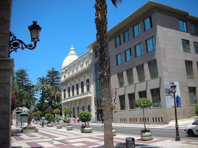 Vista exterior de día del Palacio de la Asamblea de Ceuta