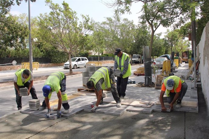 Operarios del Ayuntamiento de Palma  trabajando en las obras de la calle Francisco Vidal Sureda.