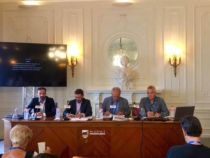 El director general para África del Ministerio de Asuntos Exteriores, Raimundo Robredo, en  la UIMP