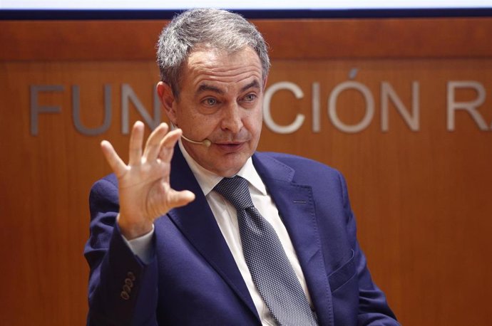 El expresidente del Gobierno José Luis Rodríguez Zapatero durante la clausura de dos programas sobre liderazgo de la Universidad Pontificia de Comillas y de la Universidad de Deusto en la Fundación Rafael del Pino de Madrid.