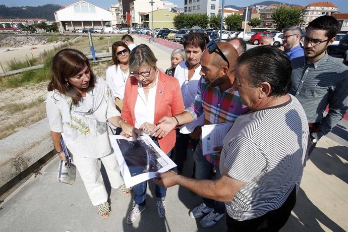 La conselleira do Mar, Rosa Quintana, en una visita en la playa de Rodeira, Cangas, con la Asociación de Marisqueo a Flote Ría de Vigo.