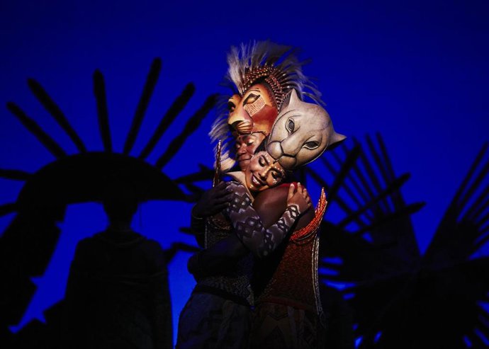 La actriz mexicana Fela Rodríguez interpretando a Nala en el musical 'El Rey León'