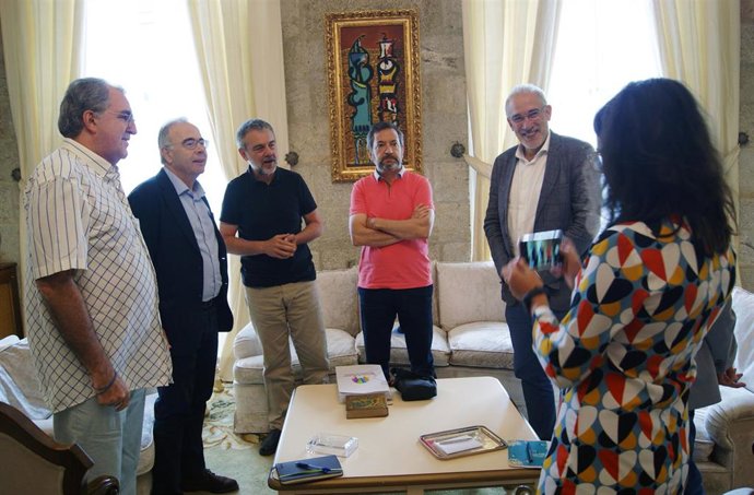 El alcalde de Santiago, Xosé Antonio Sánchez Bugallo, se reune con la Asociación de Municipios del Camino de Santiago