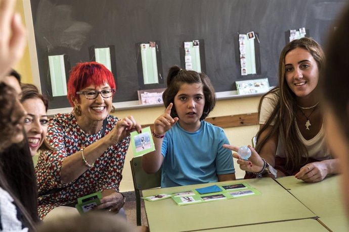 La consejera de Salud, Santos Indurain, participa en uno de los talleres de la escuela de verano de la Asociación Navarra de Autismo
