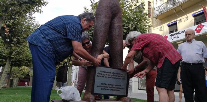 Sanfermines 78 Gogoan recoloca un cartel provisional en el monumento 'Gogoan' de Pamplona