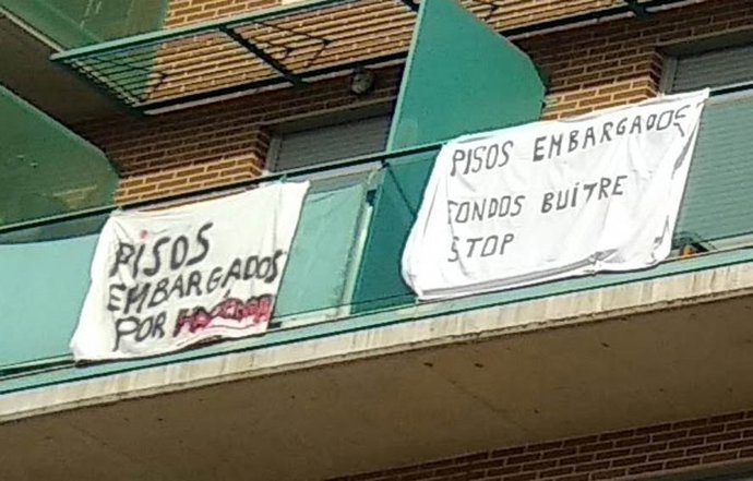 Carteles en los pisos que protestan contra un posible desahucio por parte de un 'fondo buitre'