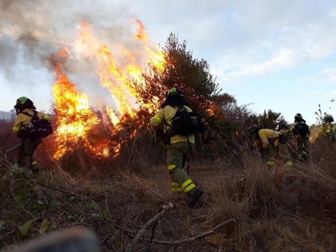 Málaga.- Incendios.- El Infoca amplía el dispositivo desplegado para combatir el incendio de Marbella