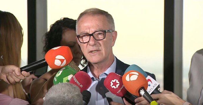 El ministro de Cultura y Deporte en funciones, José Guirao, atiende a los medios de comunicación, antes de su reunión con el presidente del Gobierno en funciones, Pedro Sánchez y representantes del mundo del deporte.
