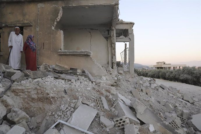 Un matrimonio en una vivienda destruida en la provincia de Idlib