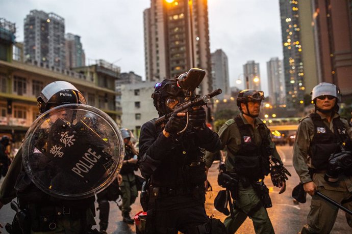 August 25, 2019 - Hong Kong SAR, P.R. China: Anti-government protestors clashed with riot police in Tsuen Wan. Violence escalated today when protestors threw rocks and petrol bombs at police. Police responded with bean bag rounds, rubber bullets, and te