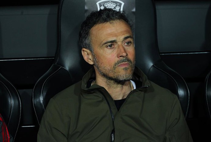 Luis Enrique en el banquillo antes del España-Noruega