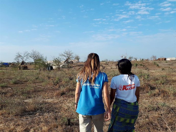 Empleados de la Caixa colaborando en proyectos de cooperación internacional.
