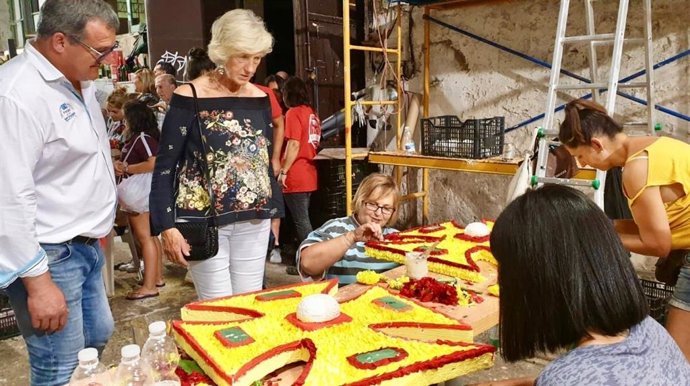 La consejera de Educación, Formación Profesional y Turismo, Marina Lombó, visitó anoche los talleres de carrocistas y peñas que esta tarde participarán en la 110 Batalla de Flores de Laredo, Fiesta de Interés Turístico Nacional.