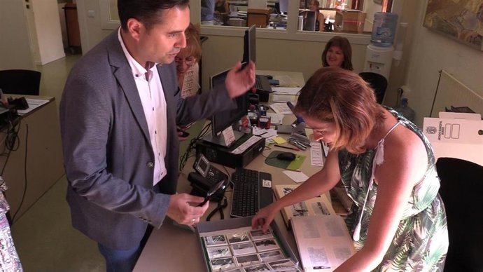 Daniel de la Rosa, alcalde de Burgos, junto a Yolanda Rodríguez, directora del Archivo Municipal de Burgos.