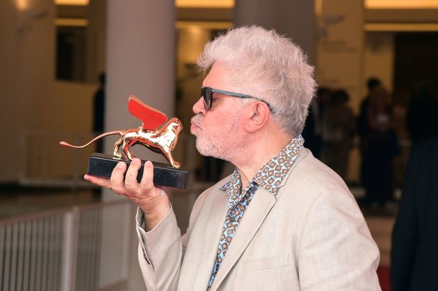 Pedro Almodóvar recoge el León de Oro en el Festival de Venecia