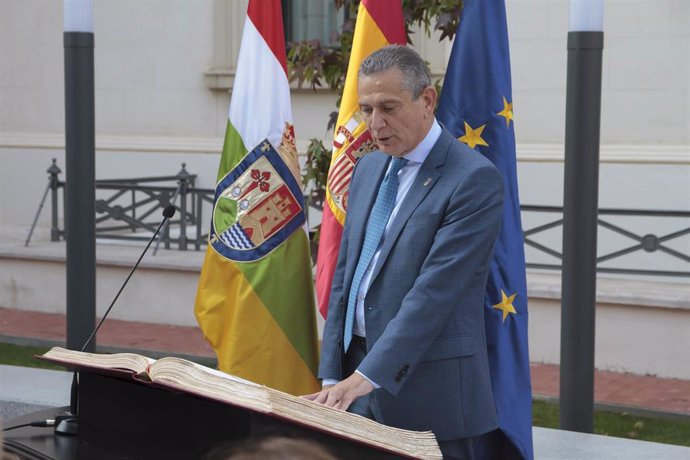 El consejero de Hacienda, Celso González, jura su cargo durante el acto de toma de posesión de los nuevos consejeros del Gobierno de La Rioja.