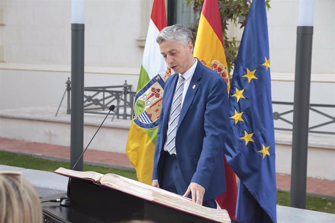 El consejero de Gobernanza Pública, Francisco Ocón, jura su cargo durante el acto de toma de posesión de los nuevos consejeros del Gobierno de La Rioja.