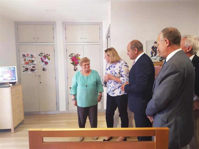 Blanco visita a una usuaria de una Unidad de Convivencia de la residencia Puente de Hierro de Palencia.