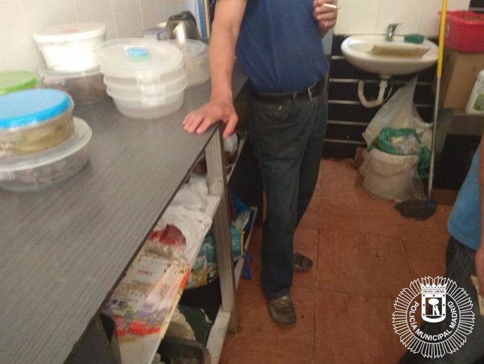Cerrado un local de comida a domicilio en Usera tras encontrar a sus trabajadores fumando en la cocina