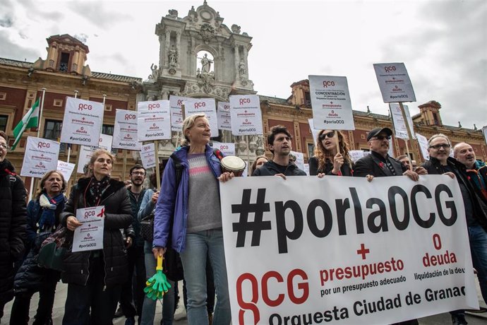 Protesta de la orquesta Ciudad de Granada frente a las puertas del Palacio de San Telmo.