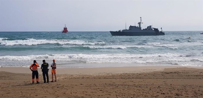 El cazaminas 'Turia' de la Armada e día que quedó encallado en La Manga del Mar Menor