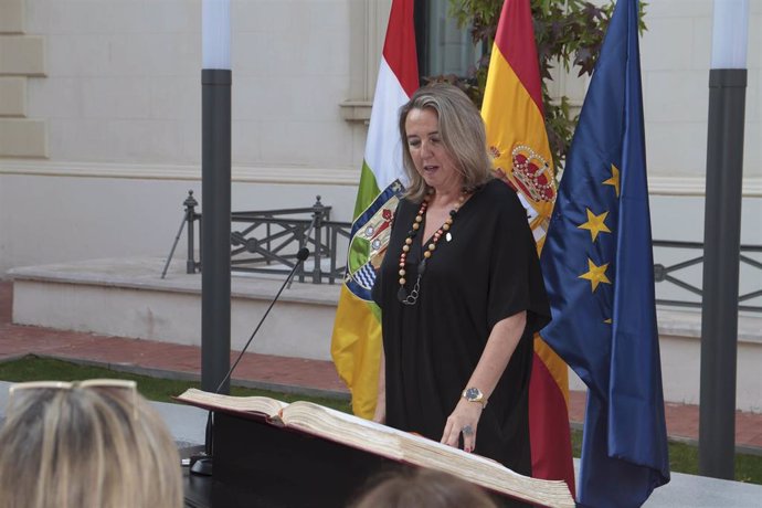 La consejera de Agricultura, Mundo Rural, Territorio y Población, Eva Hita, jura su cargo durante el acto de toma de posesión de los nuevos consejeros del Gobierno de La Rioja.