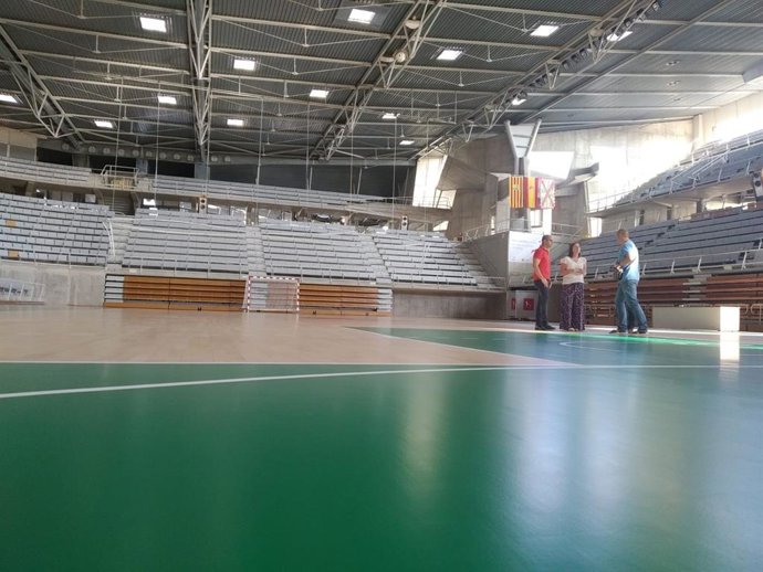 Foto durante la visita de la concejala y portavoz del PSOE en el Ayuntamiento de Huesca, María Rodrigo, al Palacio de Deportes de la ciudad este viernes 30.