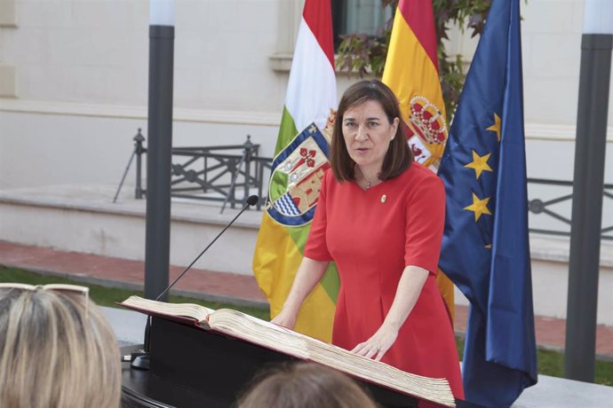 La consejera de Salud, Sara Alba, jura su cargo durante el acto de toma de posesión de los nuevos consejeros del Gobierno de La Rioja.