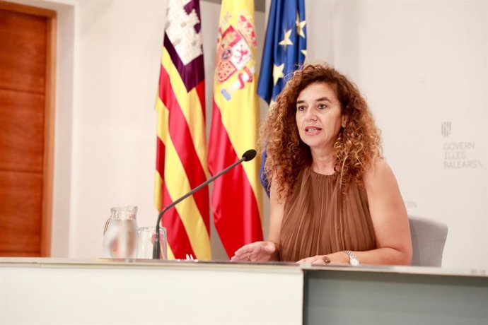 La portaveu del Govern balear, Pilar Costa, durant la roda de premsa d'aquest divendres.