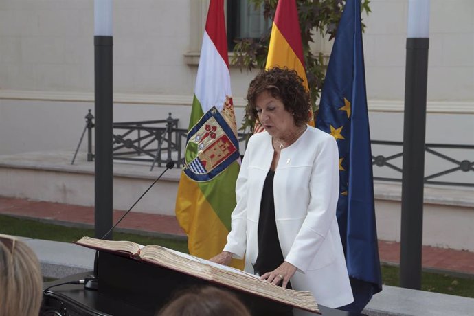 La consejera de Servicios Sociales Ciudadanía, Justicia e Interior, Ana Santos, jura su cargo durante el acto de toma de posesión de los nuevos consejeros del Gobierno de La Rioja.