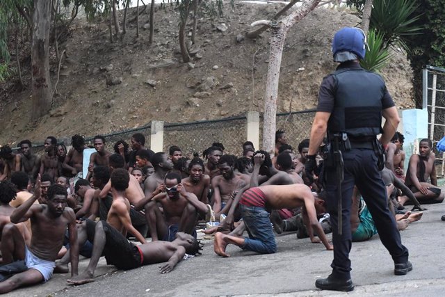 Un total de 155 migrantes, entran en Ceuta saltando su doble valla en la primera incursión en grupo en un año.