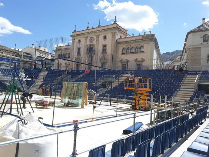 Montaje de la pista del Worl Pádel Tour 2019 en la plaza de Santa María.
