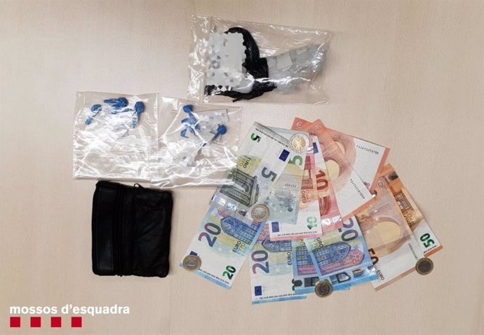 Herona i diners confiscats en la detenció.