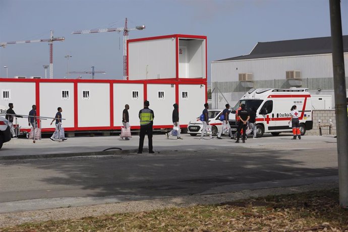 La Cruz Roja ha comprobado que los migrantes no presentan ningún problema de salud que requiera asistencia hospitalaria, que luego han sido trasladados al Centro de Estancia Temporal de Campano en Chiclana de la Frontera (Cádiz). 