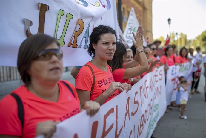 Concentración convocada por los trabajadores de escuelas infantiles en apoyo a las 73 trabajadoras de Escuelas Infantiles despedidas el 28 de agosto. En el Palacio de San Telmo.